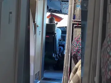 Un piloto se hace viral en TikTok al mantener en secreto el destino del vuelo por una despedida de soltero: "No lo podemos decir" Un piloto se hace viral en TikTok al mantener en secreto el destino del vuelo por una despedida de soltero: "No lo podemos decir"