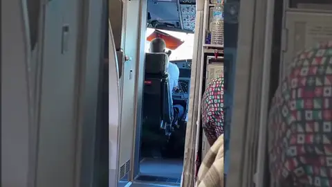 Un piloto se hace viral en TikTok al mantener en secreto el destino del vuelo por una despedida de soltero: "No lo podemos decir"