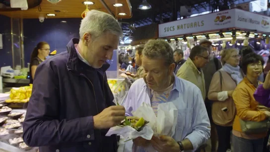 El Comidista y Chicote prueban "con dos cojones" la 'comida para turistas' del mercado de La Boquería de Barcelona El Comidista y Chicote prueban "con dos cojones" la 'comida para turistas' del mercado de La Boquería de Barcelona