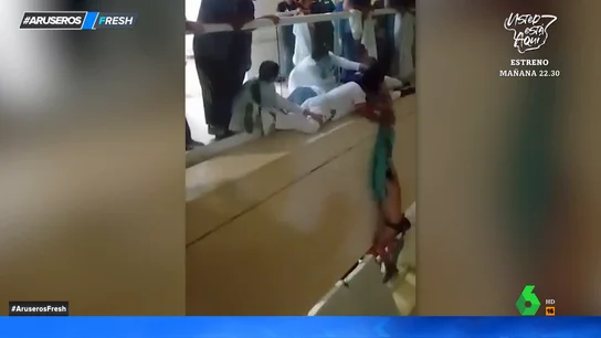 Los enfermeros de un hospital salvan a un paciente colocando colchonetas antes de que caiga al vacío Los enfermeros de un hospital salvan a un paciente colocando colchonetas antes de que caiga al vacío