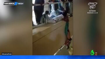 Los enfermeros de un hospital salvan a un paciente colocando colchonetas antes de que caiga al vacío