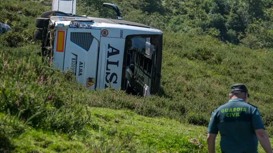 Imagen del autobús accidentado cuando hacía la ruta entre Covadonga y los Lagos Imagen del autobús accidentado cuando hacía la ruta entre Covadonga y los Lagos