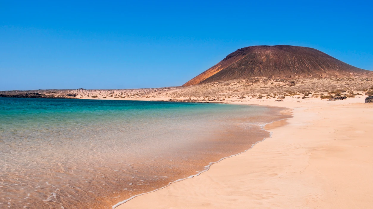 Playa de La Francesa, en la isla La Graciosa en Canarias Playa de La Francesa, en la isla La Graciosa en Canarias