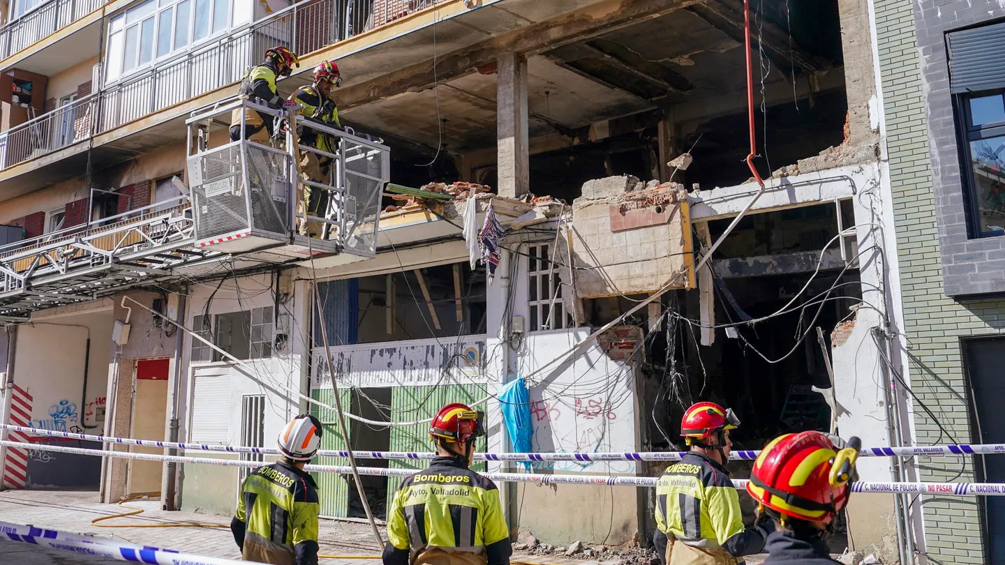 Labores de limpieza y desescombro en el edificio de Valladolid tras la explosión Labores de limpieza y desescombro en el edificio de Valladolid tras la explosión