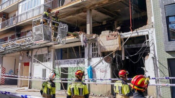 Labores de limpieza y desescombro en el edificio de Valladolid tras la explosión