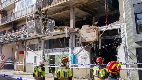 Labores de limpieza y desescombro en el edificio de Valladolid tras la explosión