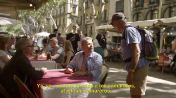 Un espontáneo interrumpe la grabación de Chicote y Òscar Broc en un restaurante de Las Ramblas: "Nos la quieren pegar"