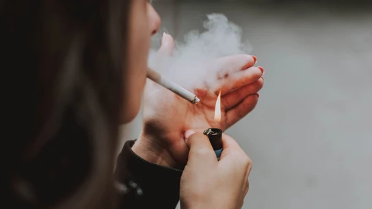 Canadá obliga a que cada cigarrillo contenga avisos sobre los riesgos del tabaco escritos en su filtro Canadá obliga a que cada cigarrillo contenga avisos sobre los riesgos del tabaco escritos en su filtro