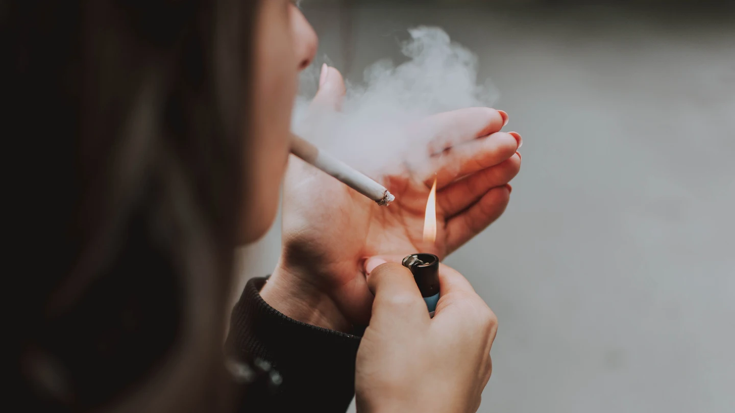 Canadá obliga a que cada cigarrillo contenga avisos sobre los riesgos del tabaco escritos en su filtro Canadá obliga a que cada cigarrillo contenga avisos sobre los riesgos del tabaco escritos en su filtro