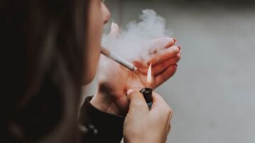 Canadá obliga a que cada cigarrillo contenga avisos sobre los riesgos del tabaco escritos en su filtro