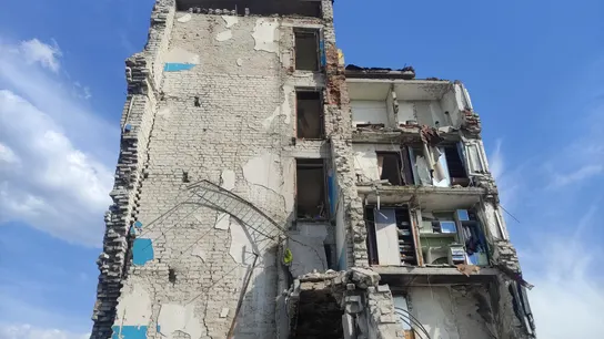 Vista de un bloque de viviendas de Izium, noreste de Ucrania, devastado por una bomba rusa antes de la ocupación de la ciudad. Vista de un bloque de viviendas de Izium, noreste de Ucrania, devastado por una bomba rusa antes de la ocupación de la ciudad.