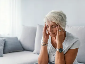 Mujer con dolor de cabeza Mujer con dolor de cabeza