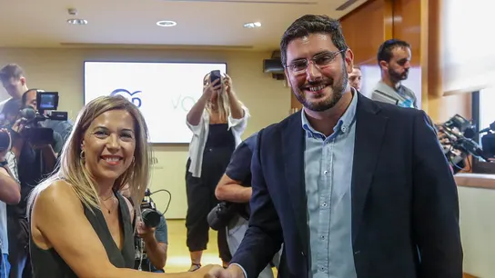 El líder del PP en Aragón evita la foto con Vox y no acude a la firma del acuerdo de Gobierno El líder del PP en Aragón evita la foto con Vox y no acude a la firma del acuerdo de Gobierno