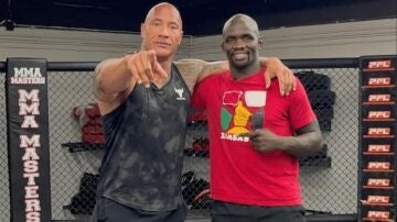  The Rock’ le regala una casa a un peleador de UFC: historia conmovedora