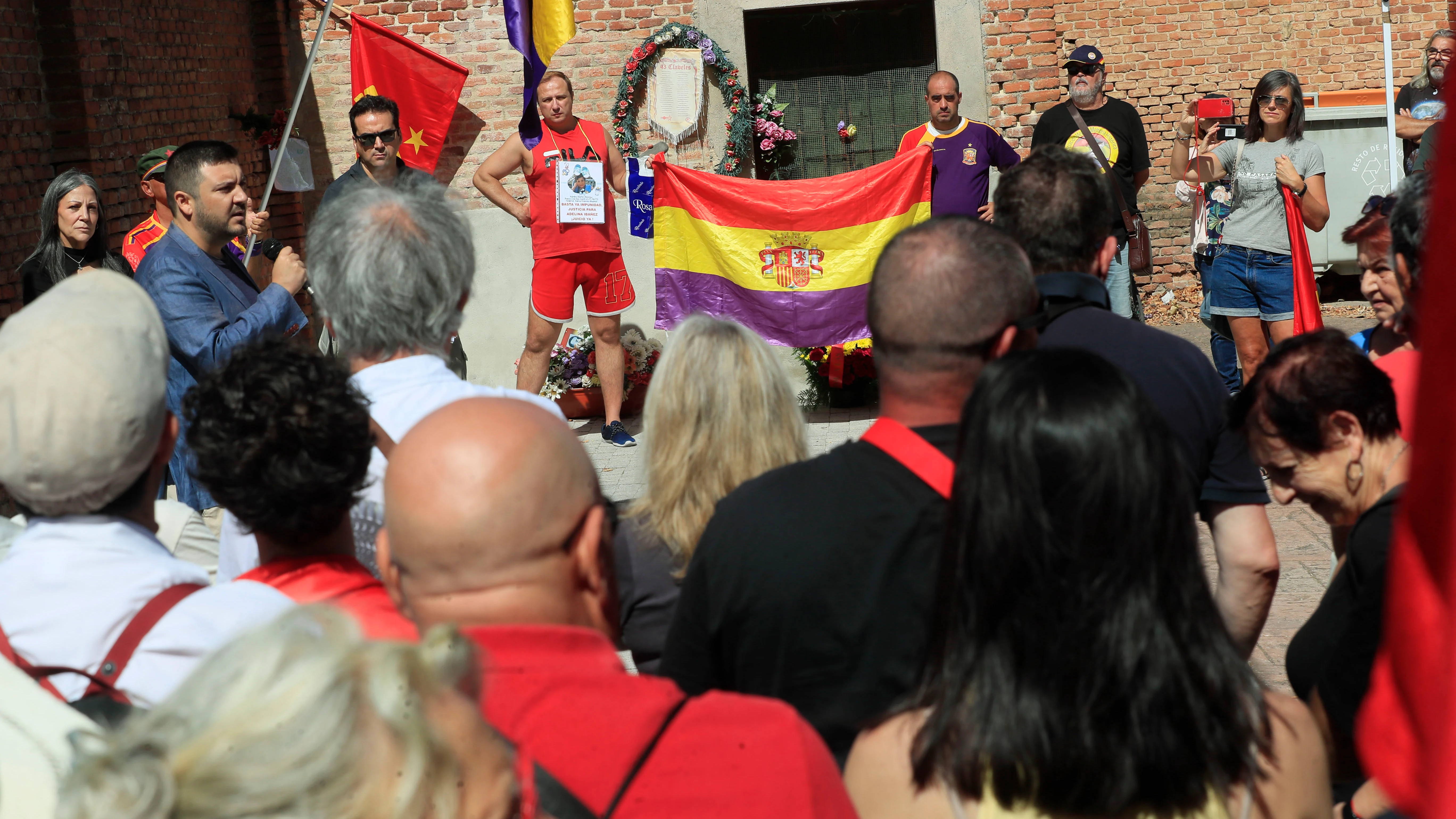 Homenaje a las Trece Rosas en el Cementerio de la Almudena en el 84 aniversario de su fusilamiento por parte del franquismo