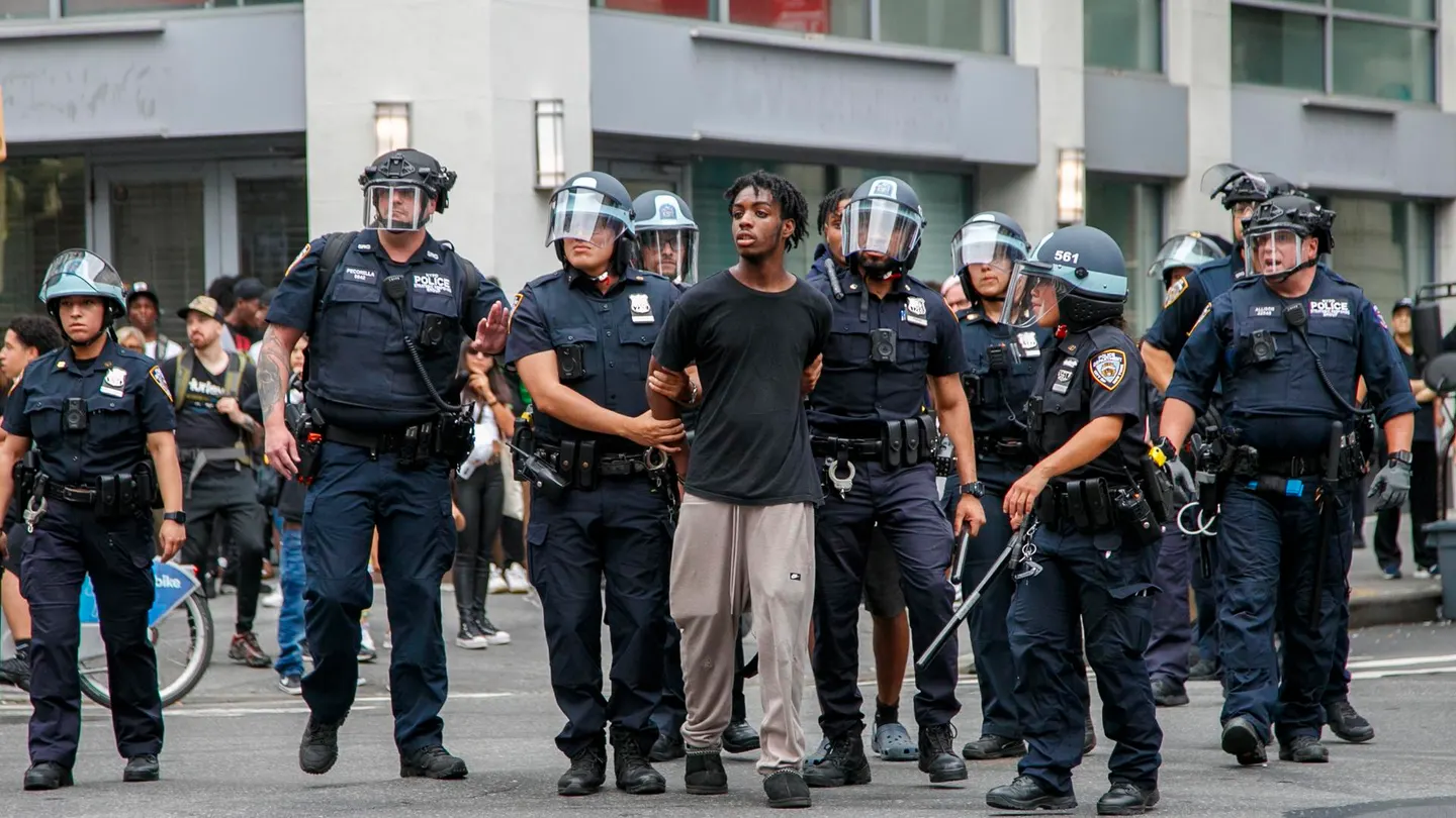 Un sorteo de consolas por parte de dos famosos streamers provoca el caos en el Union Square Park de Nueva York Un sorteo de consolas por parte de dos famosos streamers provoca el caos en el Union Square Park de Nueva York