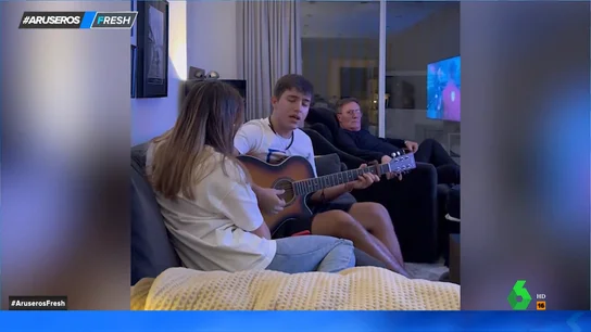 La inesperada reacción de un hombre cuando presencia la pedida de matrimonio de su hija: "No soporta al chaval" La inesperada reacción de un hombre cuando presencia la pedida de matrimonio de su hija: "No soporta al chaval"