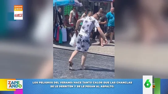 Así se derriten por el calor las chanclas de un hombre mientras camina por el asfalto Así se derriten por el calor las chanclas de un hombre mientras camina por el asfalto