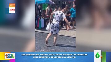 Así se derriten por el calor las chanclas de un hombre mientras camina por el asfalto 