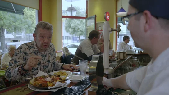 "Si vivieras en España te tendrías que esconder en un agujero": Chicote prueba la paella valenciana de un cocinero español en Londres "Si vivieras en España te tendrías que esconder en un agujero": Chicote prueba la paella valenciana de un cocinero español en Londres