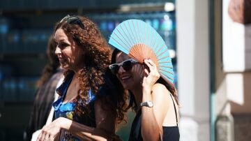 Varias personas intentan protegerse de las altas temperaturas que azotan estos días la capital malagueña, a 3 de agosto de 2023 en Málaga, (Andalucía).