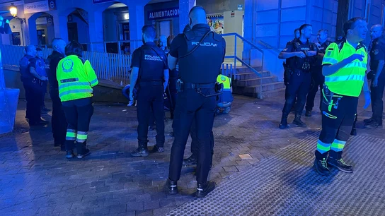 Policías y personal sanitario en el la plaza de Marqués de Vadillo, donde ha tenido lugar una reyerta. Policías y personal sanitario en el la plaza de Marqués de Vadillo, donde ha tenido lugar una reyerta.