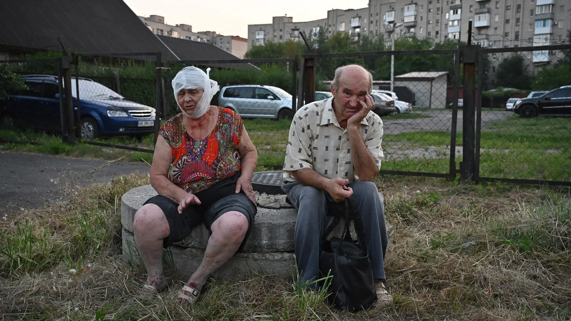 Una mujer y un hombre heridos por el bombardeo ruso contra un edificio de viviendas en la ciudad ucraniana de Pokrovsk.