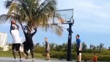 El vacile de Michael Jordan jugando con unos jóvenes en Bahamas: "Buscad en Youtube"