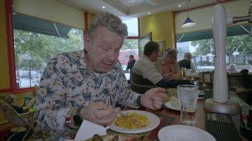 La indignación de Chicote con la comida española de Londres: "¿Qué pasaría si a su 'fish and chips' lo destrozáramos así?"