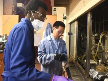 Dos investigadores en un laboratorio Dos investigadores en un laboratorio