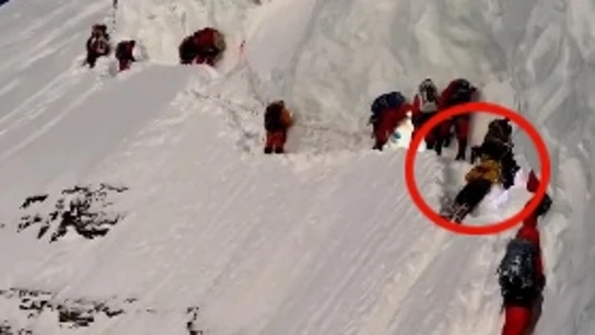 Varios escaladores dejan morir a su compañero en la subida al K2 Varios escaladores dejan morir a su compañero en la subida al K2