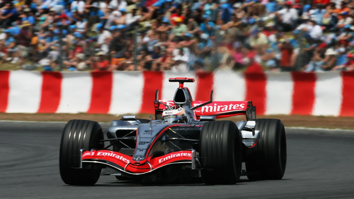 Kimi Raikkonen pilotando el McLaren MP4/21 Kimi Raikkonen pilotando el McLaren MP4/21