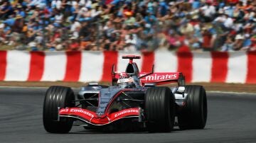 Kimi Raikkonen pilotando el McLaren MP4/21