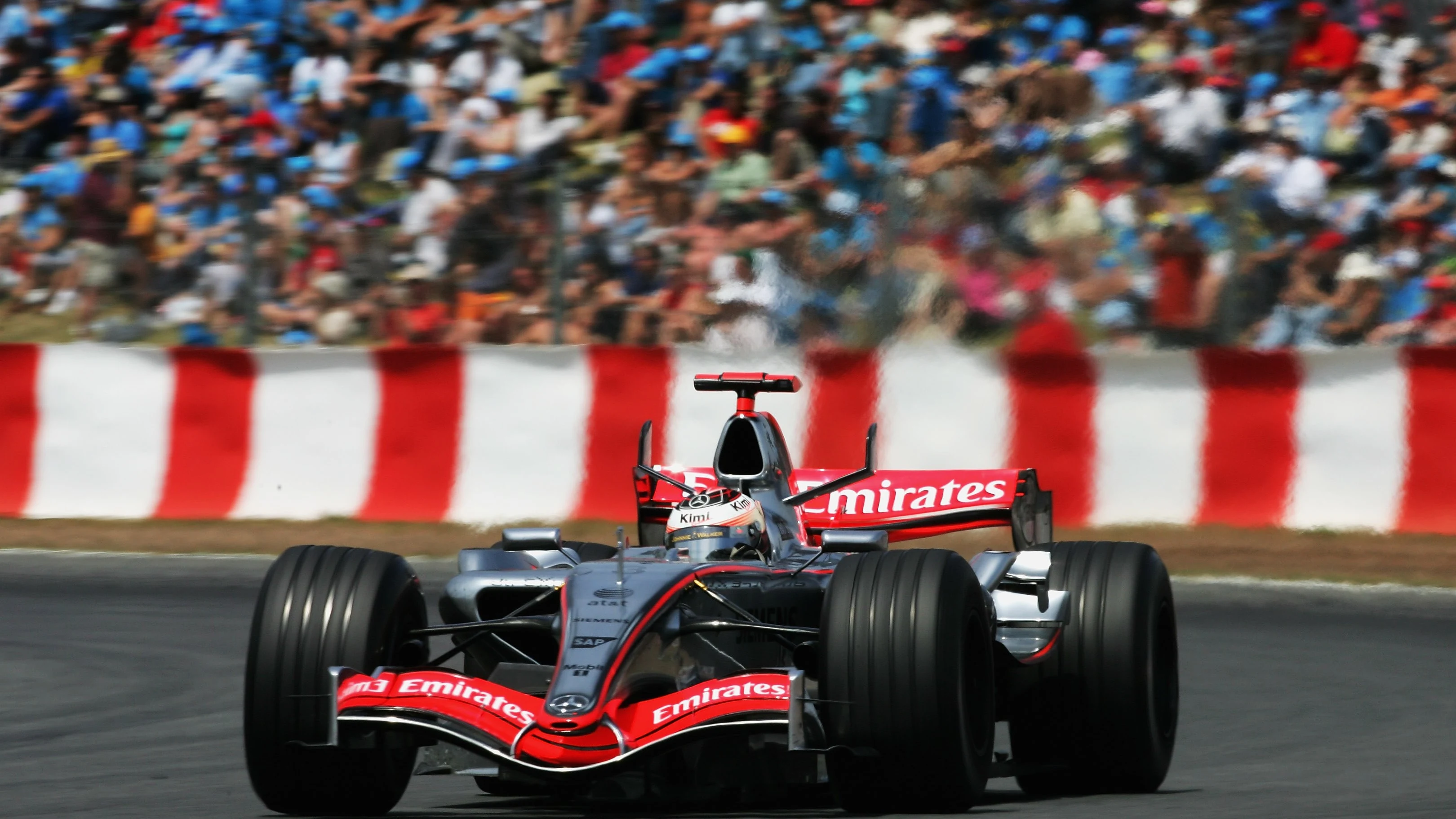 Kimi Raikkonen pilotando el McLaren MP4/21