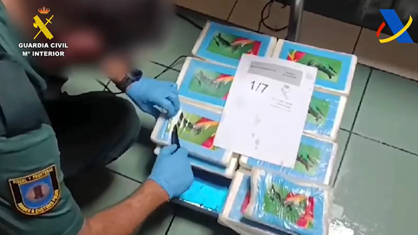 Un agente de la Guardia Civil interviene parte de los 200 kilos de cocaína incautados Un agente de la Guardia Civil interviene parte de los 200 kilos de cocaína incautados