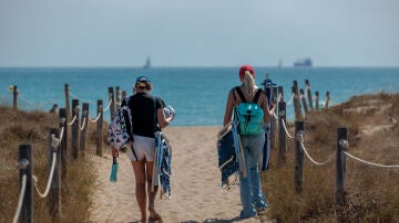 Dos personas se dirigen a la playa de El Saler