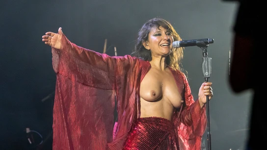 Amaral se desnuda en un reivindicativo mensaje a favor de la libertad en Sonorama Amaral se desnuda en un reivindicativo mensaje a favor de la libertad en Sonorama