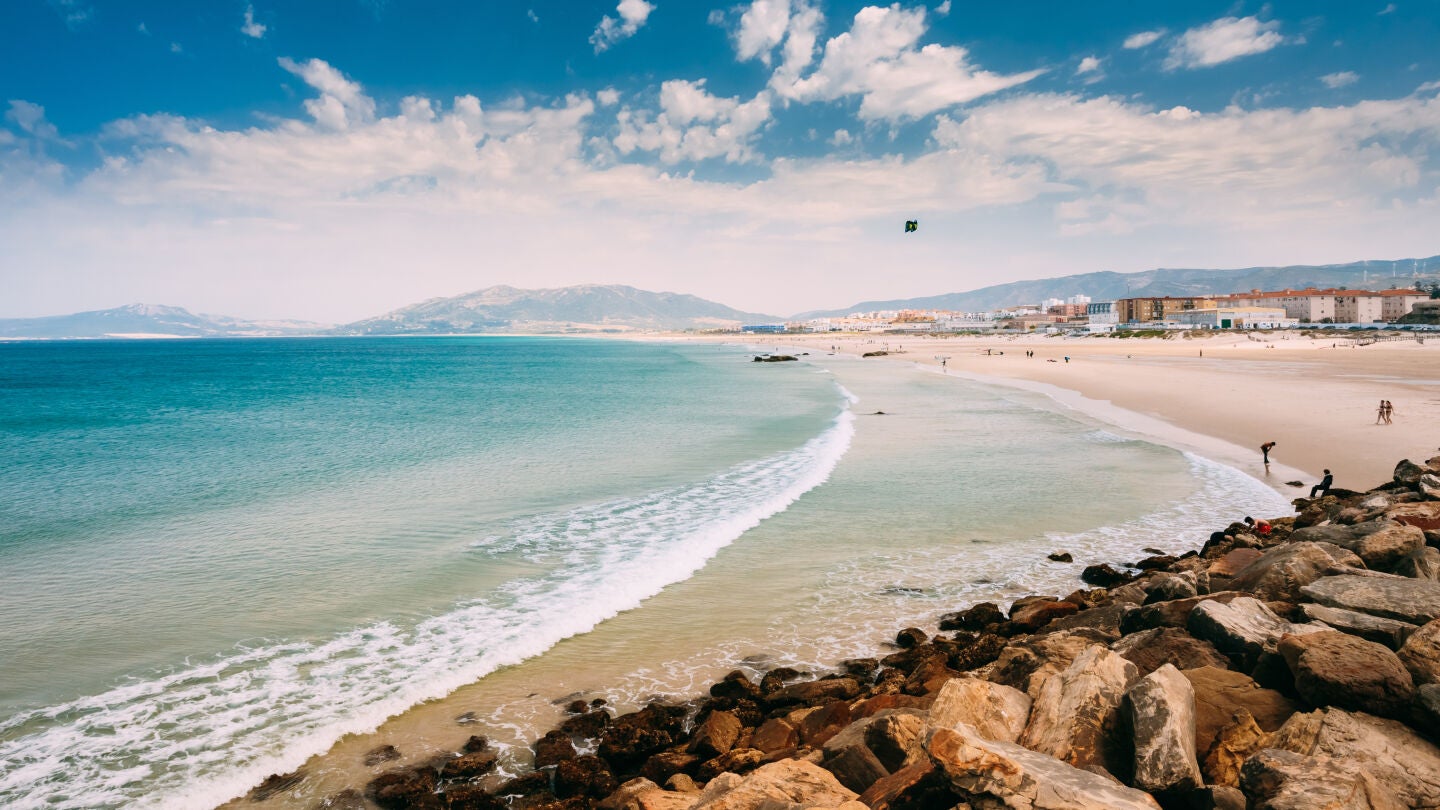 Vista del pueblo de Tarifa y la playa