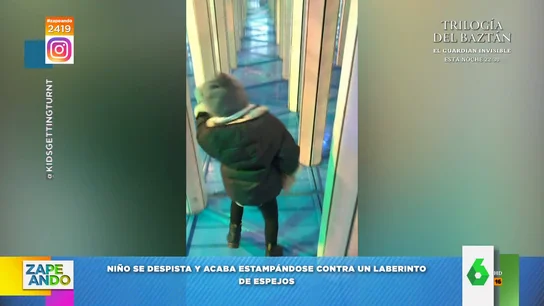El inesperado golpe de una niña contra una pared de cristal en un laberinto de espejos El inesperado golpe de una niña contra una pared de cristal en un laberinto de espejos