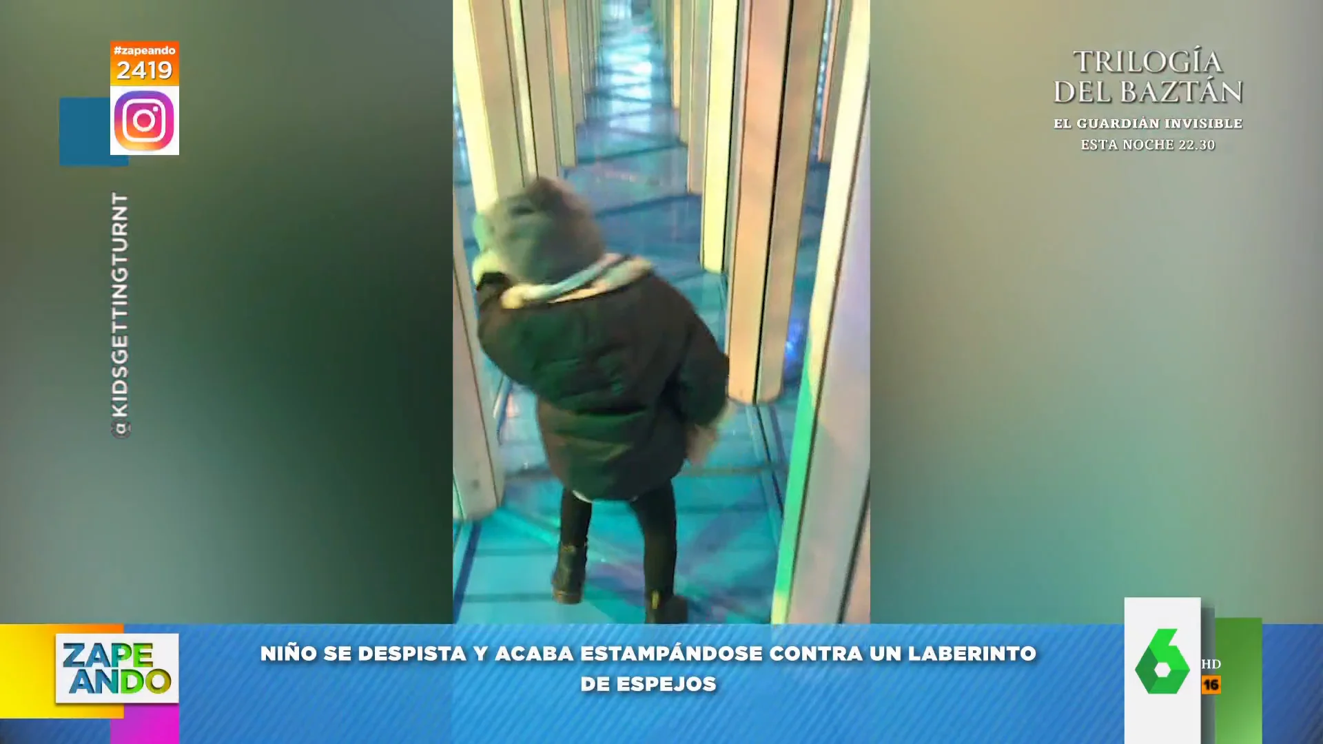 El inesperado golpe de una niña contra una pared de cristal en un laberinto de espejos