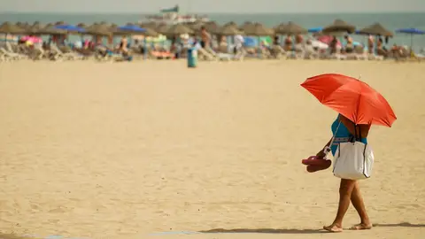 Imagen de archivo de bañistas en la playa de la Malvarrosa.