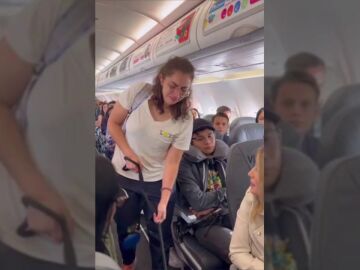 Una aerolínea intenta echar a una pasajera del avión y a su perro y el resto de personas lo impiden: "Te apoyamos"