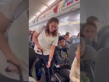 Una aerolínea intenta echar a una pasajera del avión y a su perro y el resto de personas lo impiden: "Te apoyamos" Una aerolínea intenta echar a una pasajera del avión y a su perro y el resto de personas lo impiden: "Te apoyamos"