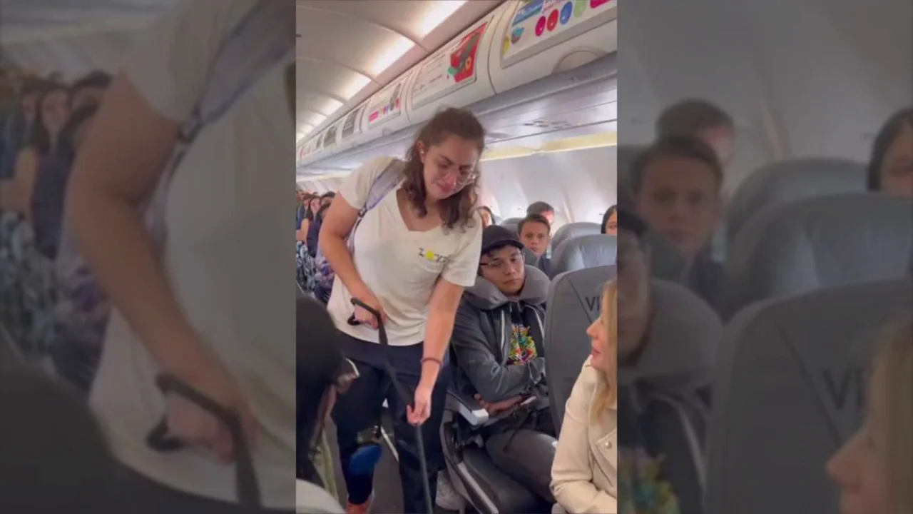 Una aerol&iacute;nea intenta echar a una pasajera del avi&oacute;n y a su perro y el resto de personas lo impiden: "Te apoyamos"