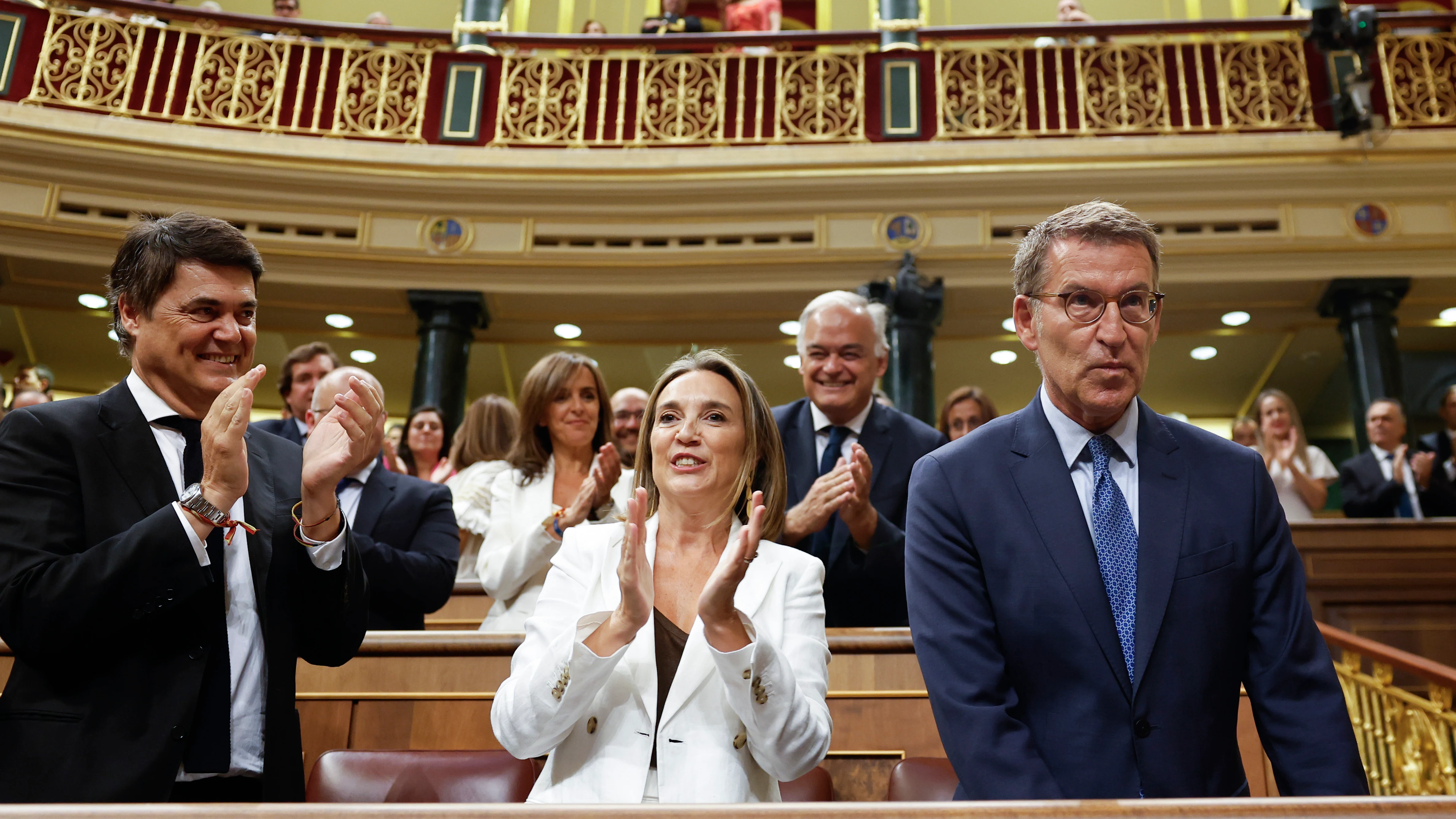 El diputado y líder del PP Alberto Núñez Feijóo junto a Cuca Gamarra y Carlos Rojas García