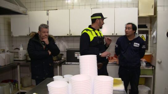 El momento en el que la Polic&iacute;a cierra junto a Chicote la cocina de un restaurante chino: "Con cucarachas no puede cocinar"