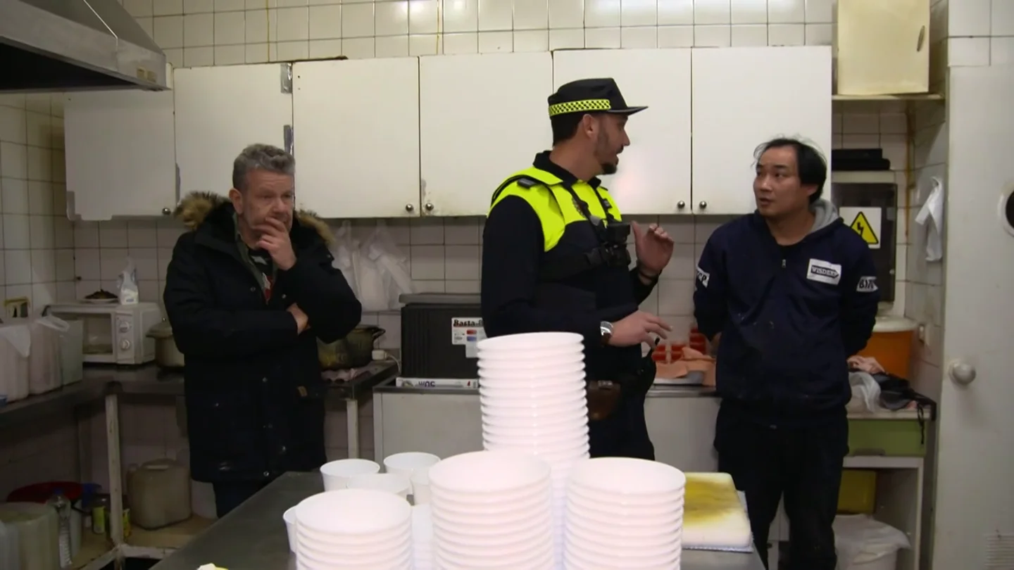 El momento en el que la Policía cierra junto a Chicote la cocina de un restaurante chino: "Con cucarachas no puede cocinar" El momento en el que la Policía cierra junto a Chicote la cocina de un restaurante chino: "Con cucarachas no puede cocinar"