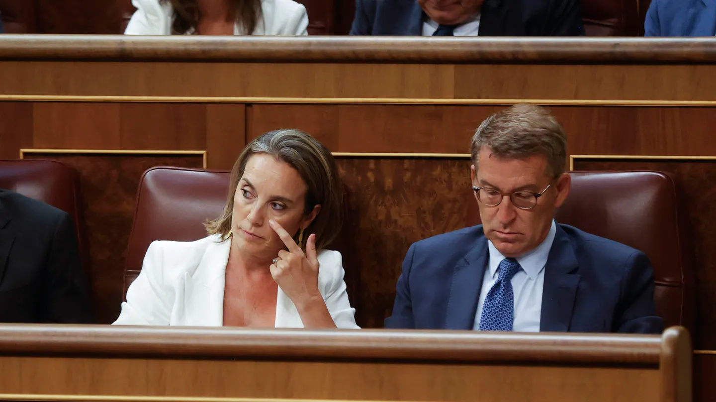 El líder del PP, Alberto Núñez Feijóo y la secretaria general de la formación, Cuca Gamarra, durante la sesión constitutiva de las Cortes Generales de la XV Legislatura. El líder del PP, Alberto Núñez Feijóo y la secretaria general de la formación, Cuca Gamarra, durante la sesión constitutiva de las Cortes Generales de la XV Legislatura.