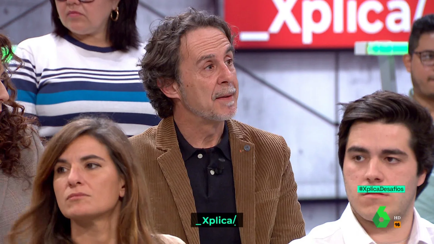 Juan, profesor en un barrio humilde: "Vivo a diario las brechas y desajustes por la descompensación económica entre familias" Juan, profesor en un barrio humilde: "Vivo a diario las brechas y desajustes por la descompensación económica entre familias"