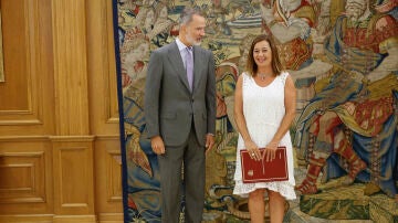  La nueva presidenta del Congreso, la socialista Francina Armengol, se ha reunido este viernes con el rey Felipe VI.